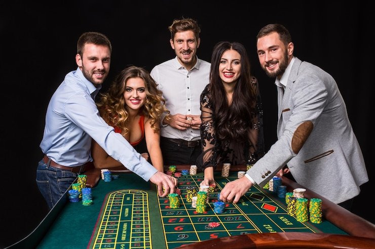 Aplikasi rajavip di smartphone Android menampilkan halaman utama dengan pilihan permainan slot, live dealer, dan taruhan olahraga